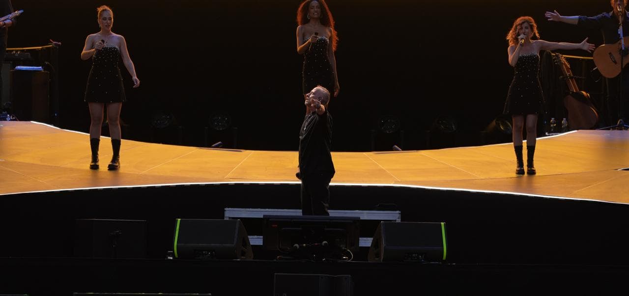 Eros Ramazzotti al centro del palco con le coriste ai lati