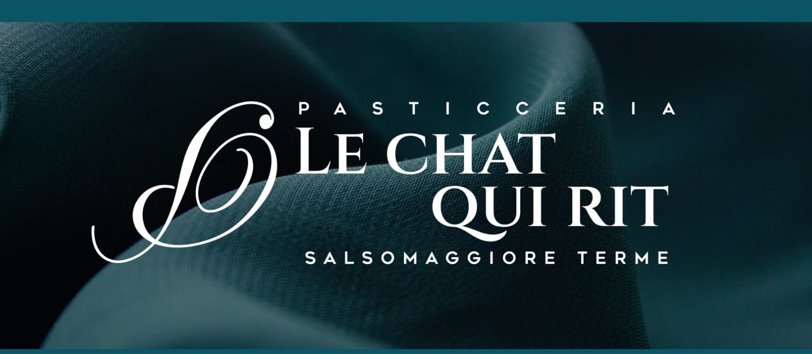 Logotipo Pasticceria Le Chat Qui Rit su fondo di tessuto verde petrolio